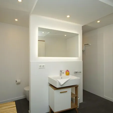 Lägenhet Mit Balkon, Gratis Sauna- Und Schwimmbadnutzung Im Ahoi In Sellin - Haus Inselwind Meersonne *